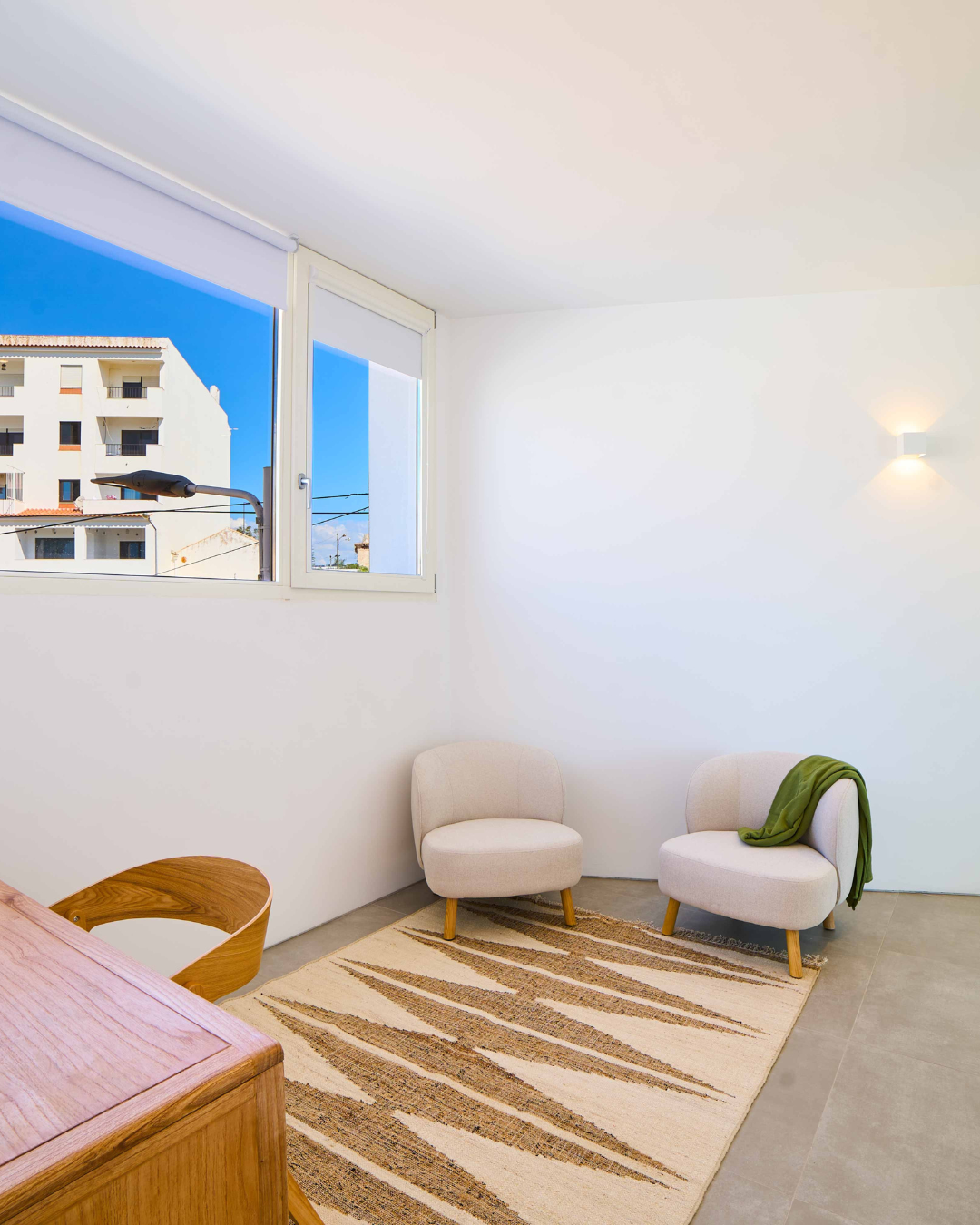 Property photo #2: Modern 3-Bedroom Apartment with Views of the River